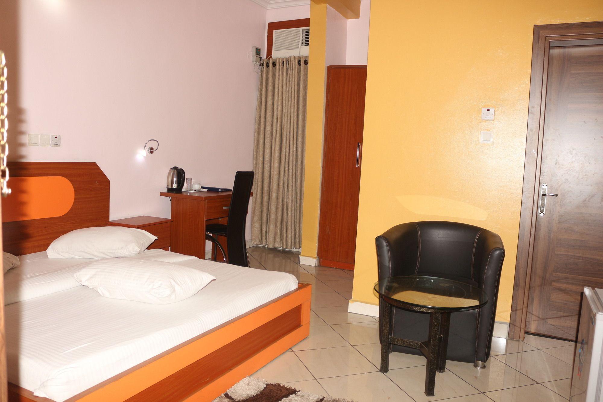 Royal Charlin Hotel And Suites Port Harcourt Ngoại thất bức ảnh
